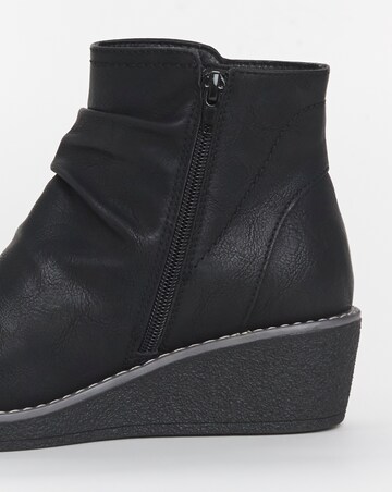 Cushion Walk Wedged Crepe Sole Button Ankle Boot E Fit