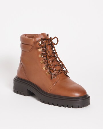 Leather Hiker Style Boot E Fit