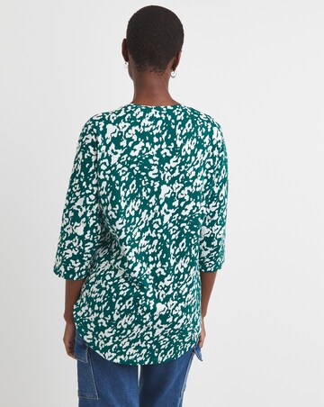 Green Animal 3/4 Sleeve Curved Hem Longline Top
