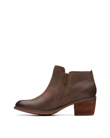 Clarks Neva Leather Chelsea Boots Wide Fit