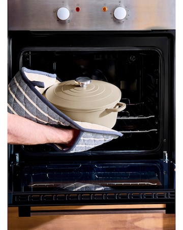 Morphy Richards Cast Aluminium 24cm Cream Casserole Dish