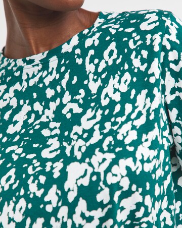 Green Animal 3/4 Sleeve Curved Hem Longline Top