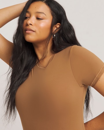 MAGISCULPT Light Control Smoothing T-Shirt Bodysuit