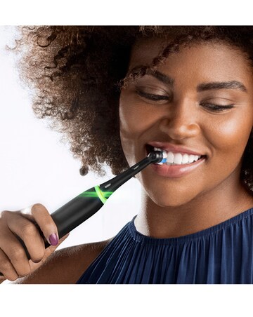 Oral-B iO4 Black with Travel Case
